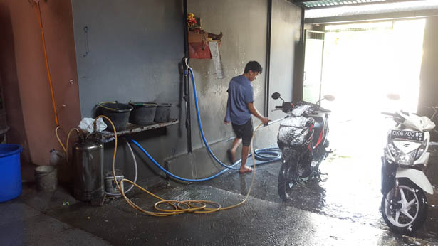 Decouvrez le Cuci Motor Station de lavage de Scooter a Bali (3)